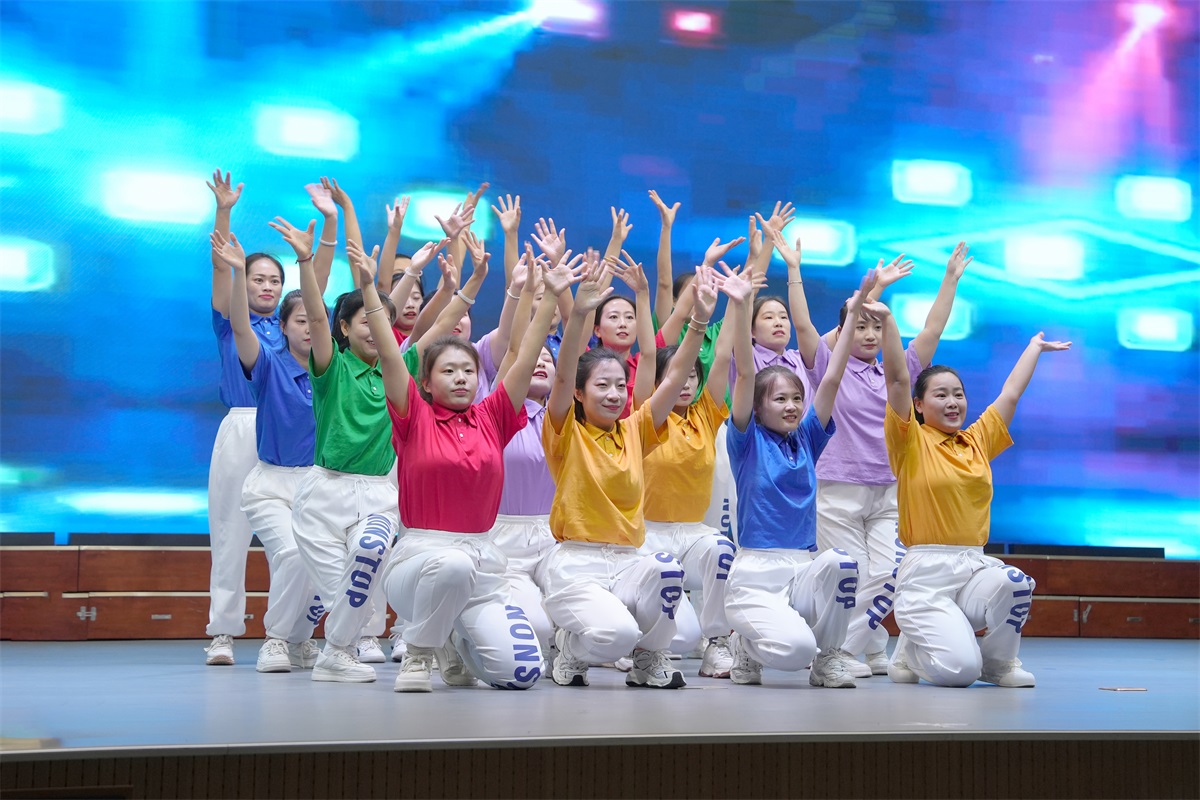 3財務(wù)部舞蹈.JPG 3財務(wù)部舞蹈.JPG